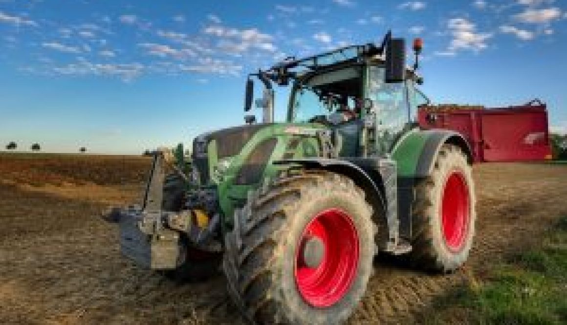 tractor-4528557_960_720-min-300x200
